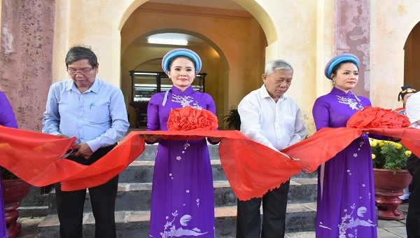 Cắt băng khai trương không gian Lầu Tàng Thơ. 