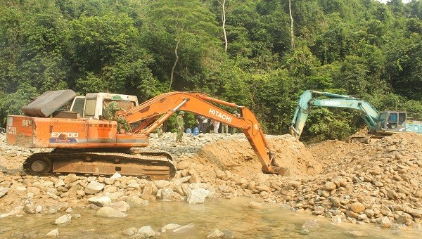 Huy động thêm máy múc tìm kiếm các nạn nhân mất tích tại Thủy điện Rào Trăng 3.