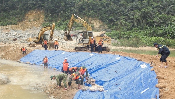 Trong giai đoạn 4, lực lượng CNCH vừa tìm kiếm các nạn nhân ở bãi bồi, vừa tìm dưới vũng nước sâu trên sông Rào Trăng.