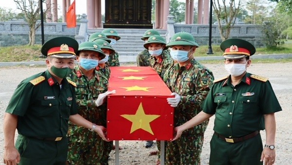 Đại tá Hà Văn Ái - Phó Chính ủy Bộ CHQS tỉnh và Thượng tá Trần Đình Quang - Phó Chủ nhiệm Chính trị Bộ CHQS tỉnh Thừa Thiên Huế -  đón nhận hài cốt liệt sĩ vào nghĩa trang liệt sĩ Thành phố Huế.