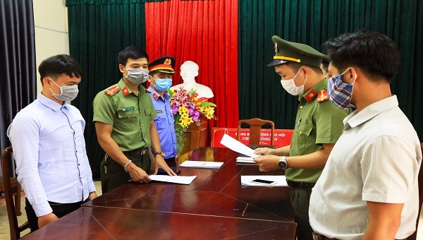 Đối tượng Tổ chức cho người nước ngoài nhập cảnh trái phép (ngoài cùng bên trái) bị lực lượng Công an tỉnh Thừa Thiên Huế bắt giữ.  