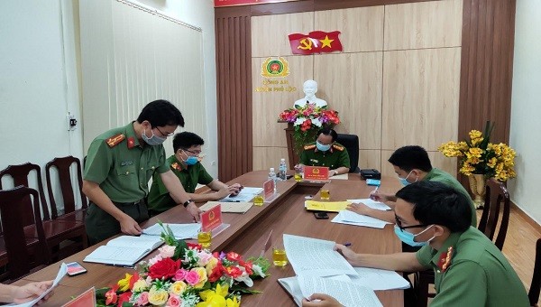Đại tá Đặng Ngọc Sơn - Phó Giám đốc Công an tỉnh nghe đại diện lãnh đạo Công an huyện báo cáo tình hình công tác chuẩn bị bầu cử.