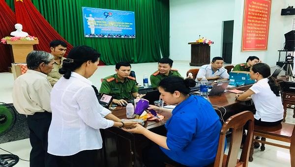  Toàn thể cán bộ, chiến sĩ của lực lượng Công an tỉnh Thừa Thiên Huế cấp Căn cước công dân 24/24 giờ.