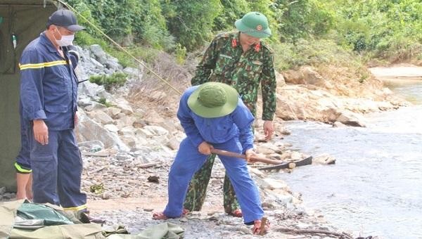 Lực lượng chức năng tích cực tìm kiếm các nạn nhân mất tích giữa trời nắng đổ lửa đầu tháng 7.