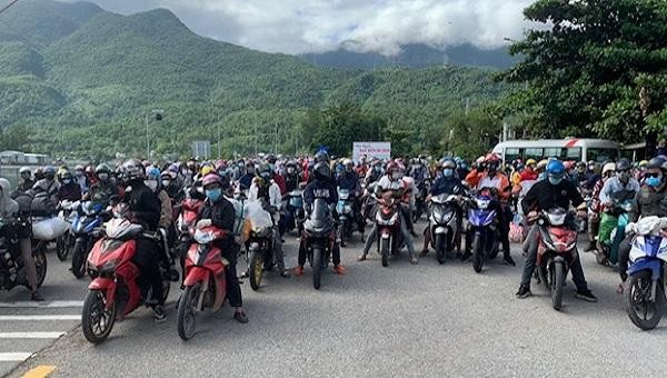 Dòng người đi xe máy từ phía Nam qua thị trấn Lăng Cô được Cảnh sát giao thông dẫn đường ra khỏi địa phận Huế. 