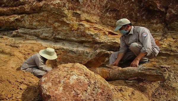 Tiến hành đo đạc, quả bom có đường kính 274mm, chiều dài 1.54m, trọng lượng 227kg.