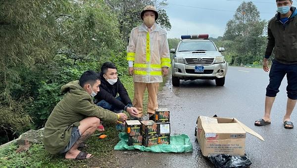 Linh và Nam cùng tang vật bị lực lượng Công an bắt giữ.