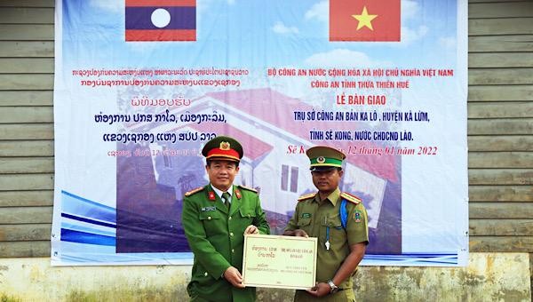 Đại tá Đặng Ngọc Sơn, Phó Giám đốc Công an tỉnh bàn giao trụ sở làm việc cho Công an bản Ka Lô nước bạn Lào.