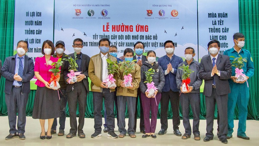 Trao tặng cây quế cho người dân xã Cam Thuỷ, huyện Cam Lộ. 