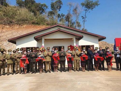 Công an tỉnh Quảng Trị Bàn giao trụ sở làm việc cho Công an bản Đen Sa Vẳn, huyện Sê Pôn.