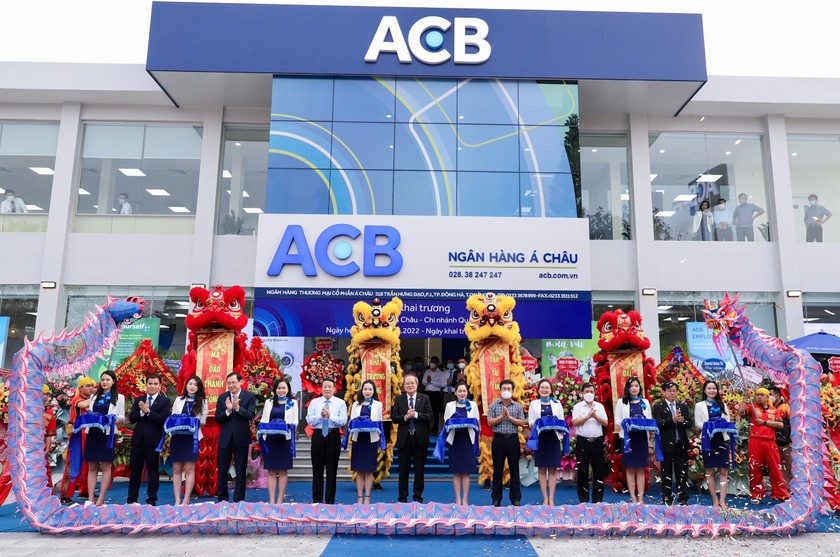 Ban lãnh đạo ACB, lãnh đạo tỉnh Quảng Trị và Chi nhánh Ngân hàng nhà nước tỉnh QT cắt băng khai trương ACB Chi nhánh Quảng Trị.