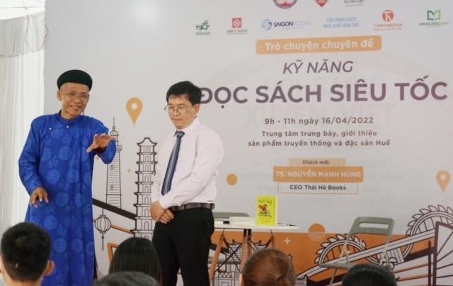 Tiến sĩ Nguyễn Mạnh Hùng nói chuyện về đọc sách siêu tốc với bạn đọc trẻ TP. Huế.