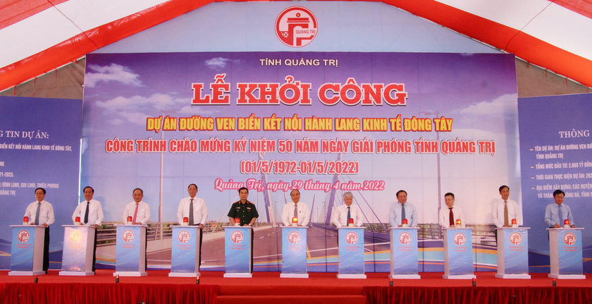 Chủ tịch nước Nguyễn Xuân Phúc cùng các đại biểu và lãnh đạo tỉnh nhấn nút khởi công dự án Đường ven biển kết nối hành lang kinh tế Đông Tây.