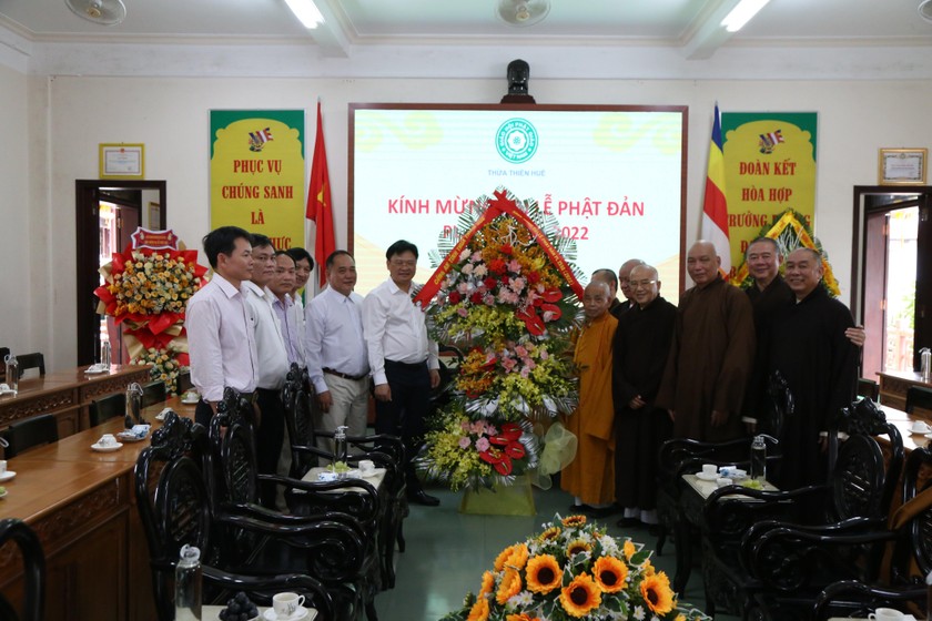 Đại tá Nguyễn Thanh Tuấn, Giám đốc Công an tỉnh thăm, chúc mừng Đại lễ Phật Đản 2022 – Phật lịch 2566 tại chùa Từ Đàm (TP. Huế).