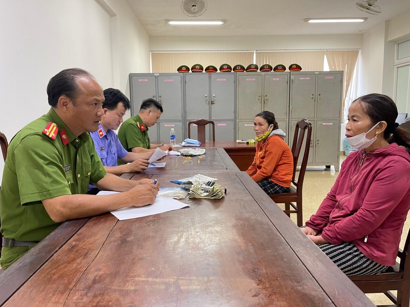 Lê Thị Trơi và Lê Thị Phương Mai tại cơ quan điều tra.