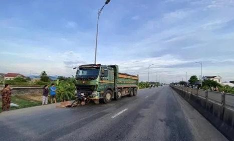 Vụ tai nạn khiến người điều khiển xe máy tử vong tại chỗ, người điều khiển xe ba gác phải nhập viện cấp cứu.