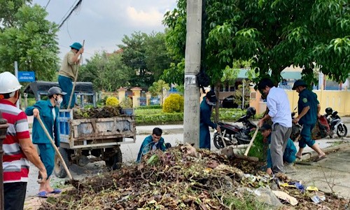 Lực lượng dân quân giúp địa phương dọn vệ sinh tại các trục đường quan trọng.