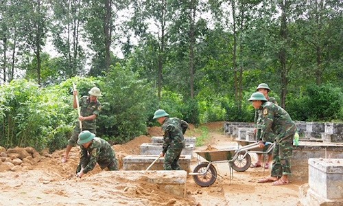 Các cán bộ, chiến sĩ khẩn trương dọn dẹp đất đá. 