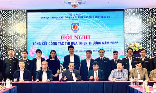 Các đơn vị ký kết giao ước thi đua năm 2023 .