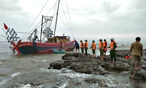 Cán bộ, chiến sĩ Đồn Biên phòng Cửa Tùng chằng chống tàu cá bị nạn. 