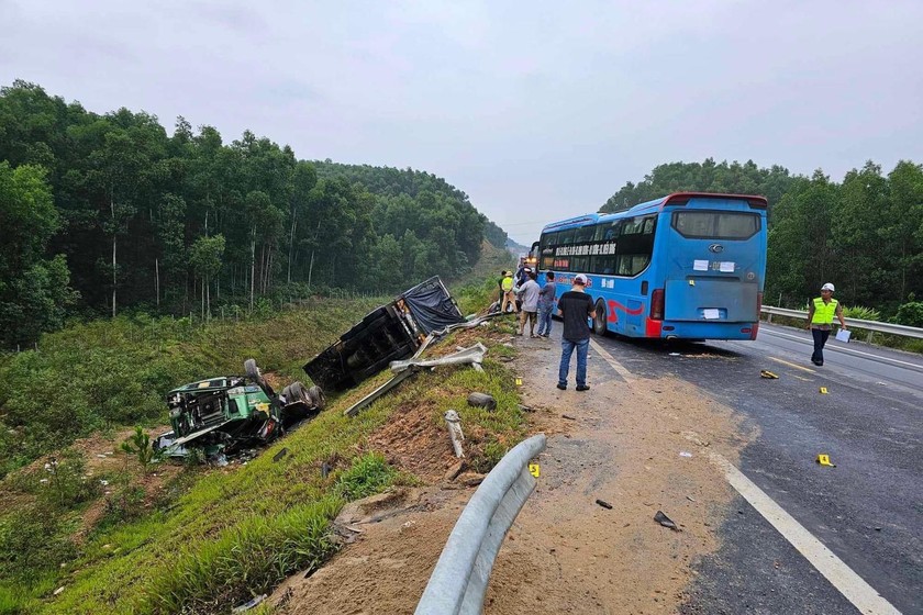 Hiện trường vụ tai nạn giao thông liên hoàn.