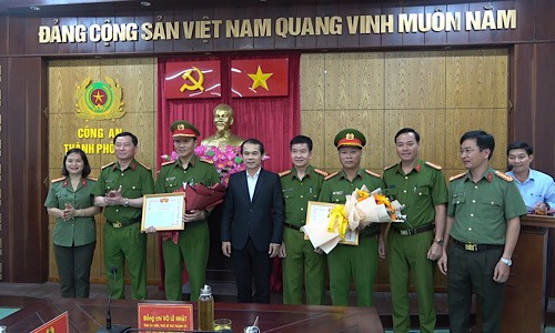 Ông Võ Lê Nhật động viên, khen thưởng các cá nhân, tập thể có thành tích trong chuyên án ma túy.