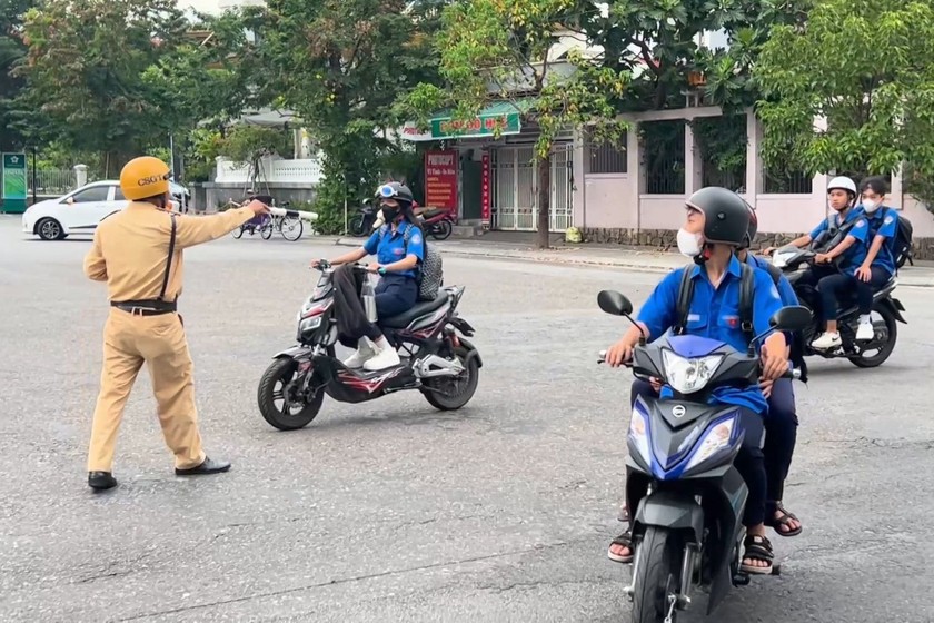 Rất nhiều học sinh ngang nhiên và cố tình vi phạm Luật Giao thông đường bộ.