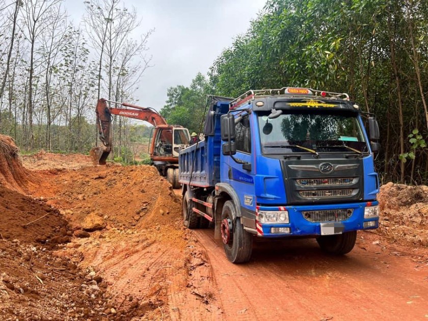 Lực lượng chức năng phát hiện phương tiện khai thác đất trái phép tại hiện trường.