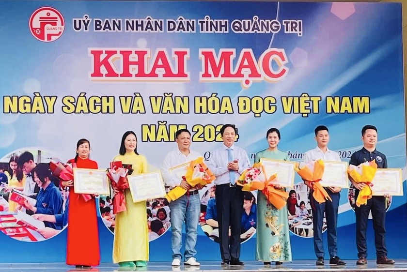 Phó Chủ tịch UBND tỉnh Hoàng Nam tặng bằng khen của Chủ tịch UBND tỉnh cho các tập thể và cá nhân.