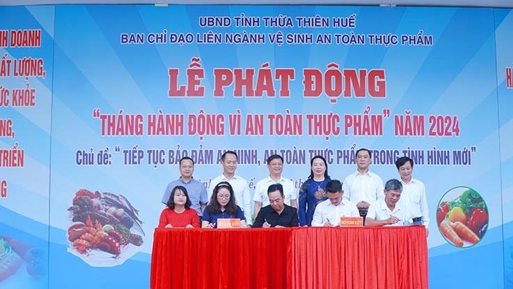 Ký kết đảm bảo vệ sinh an toàn thực phẩm giữa các đơn vị, doanh nghiệp trên địa bàn tỉnh.