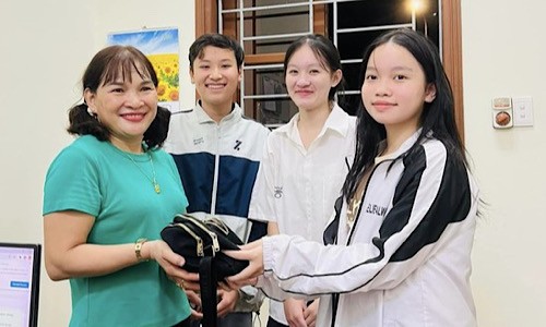 Ba em Đạt, Trang và Nhi trả lại túi xách nhặt được cho chị Nguyễn Thị Cúc.