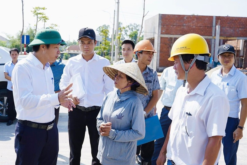 Chủ tịch UBND thị xã Lê Văn Cường ghi nhận và biểu dương tinh thần gương mẫu bàn giao mặt bằng của các hộ dân. 
