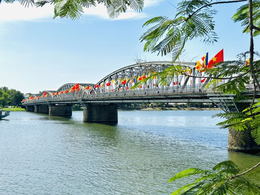 Cầu Trường Tiền bắc qua sông Hương, TP Huế trong Tuần lễ Phật đản.