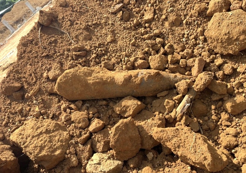 Quả đạn được phát hiện trong lúc thi công công trình ở xã Bình Thành.