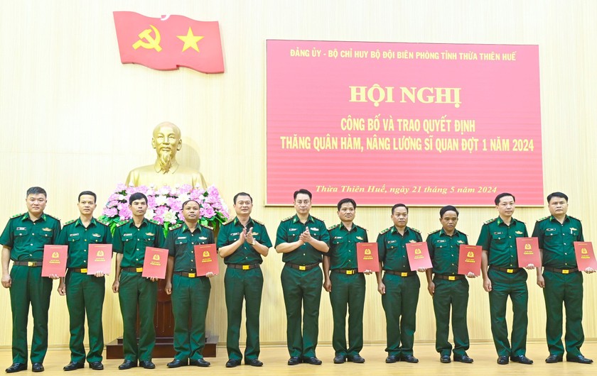 Đại tá Phạm Tùng Lâm - Chính ủy Bộ đội Biên phòng tỉnh Thừa Thiên Huế trao quyết định thăng quân hàm cho các đồng chí sĩ quan.