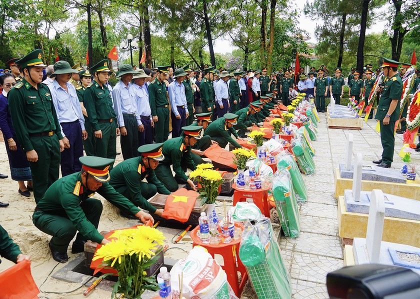 Tổ chức an táng hài cốt các liệt sĩ tại Nghĩa trang liệt sĩ Quốc gia Đường 9.