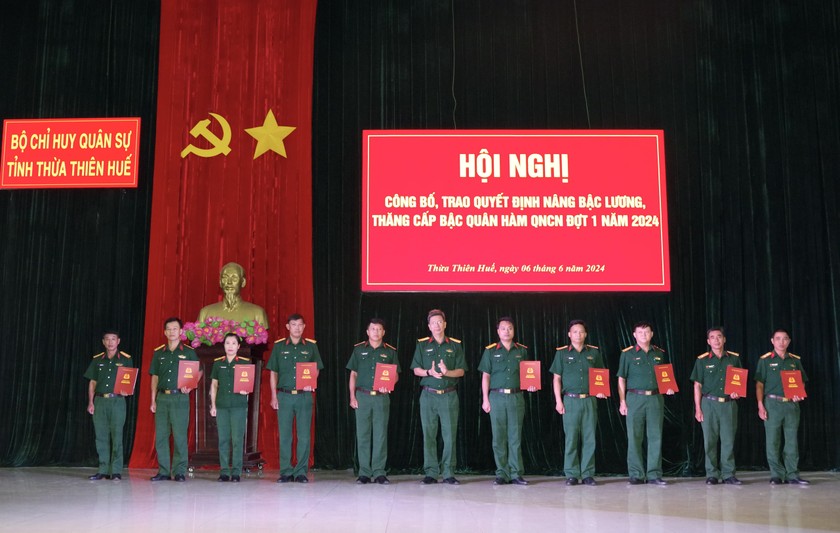 171 quân nhân chuyên nghiệp ở Thừa Thiên Huế được thăng quân hàm, nâng lương.