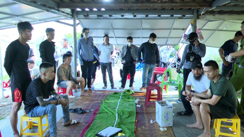 Lực lượng Công an tỉnh Quảng Trị bắt quả tang 16 người đánh bạc trong chòi canh hồ nuôi tôm.