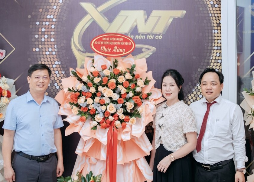 Ông Nguyễn Thanh Bình - Phó Chủ tịch Thường trực UBND tỉnh Thừa Thiên Huế tặng hoa chúc mừng lễ khai trương.