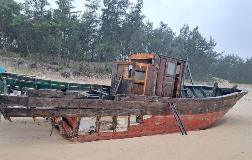 Tàu không người lái dạt vào bờ biển tỉnh Quảng Trị sẽ được tiêu hủy.