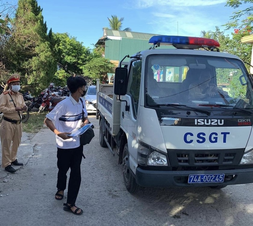 Nhờ sự hỗ trợ kịp thời của lực lượng Cảnh sát giao thông huyện Hải Lăng, em Mạnh đã đến điểm thi an toàn, đúng giờ.