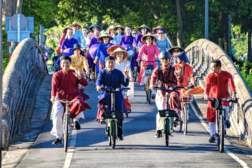 Hàng trăm người tham gia hoạt động 'Áo dài với đạp xe vì môi trường'.