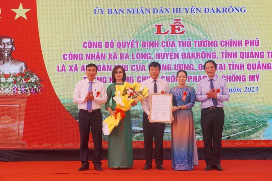 Lãnh đạo tỉnh Quảng Trị trao Quyết định của Thủ tướng Chính phủ công nhận Ba Lòng là xã an toàn khu. 