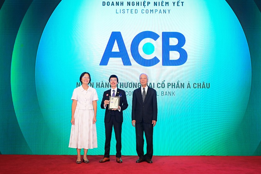 Đại diện ACB nhận giải Top 50 Doanh nghiệp phát triển bền vững tiêu biểu.