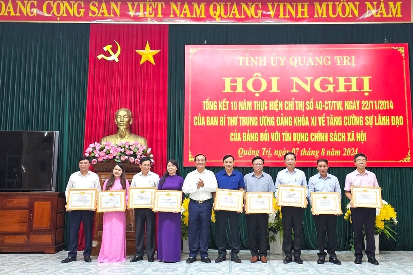 Chủ tịch UBND tỉnh Võ Văn Hưng trao bằng khen của Ban Thường vụ Tỉnh ủy cho các cá nhân có nhiều thành tích trong công tác tổ chức thực hiện Chỉ thị 40.