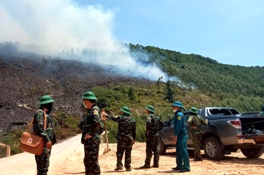 Nhiều lực lượng được huy động tham gia chữa cháy.