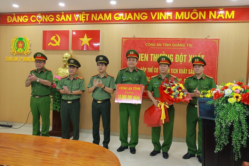 Đại tá Nguyễn Đức Hải, Giám đốc Công an tỉnh trao thưởng 10 triệu đồng cho tập thể Công an TP Đông Hà vì có thành tích xuất sắc trong đấu tranh phòng, chống ma tuý.