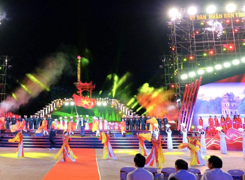 Nội dung của chương trình được chia thành ba chương: Mãi mãi tuổi hai mươi; Viết nên huyền thoại; Vang mãi khúc quân hành.