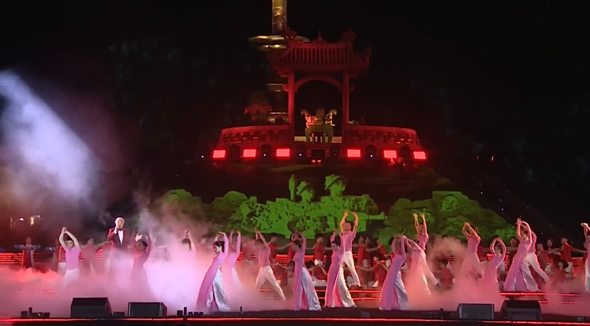 Ca khúc &quot;Ta tự hào đi lên ôi Việt Nam&quot; do NSND Quang Thọ, Hợp xướng biểu diễn.