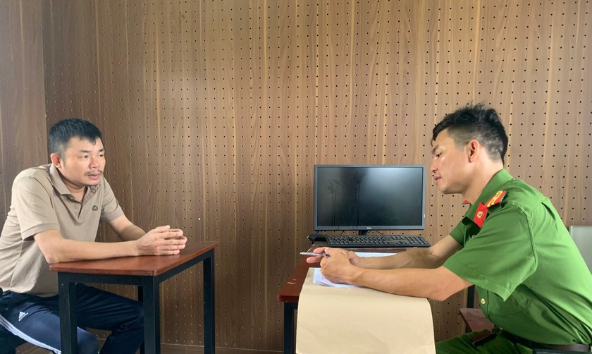 Công an lấy lời khai Võ Xuân Hiệp.